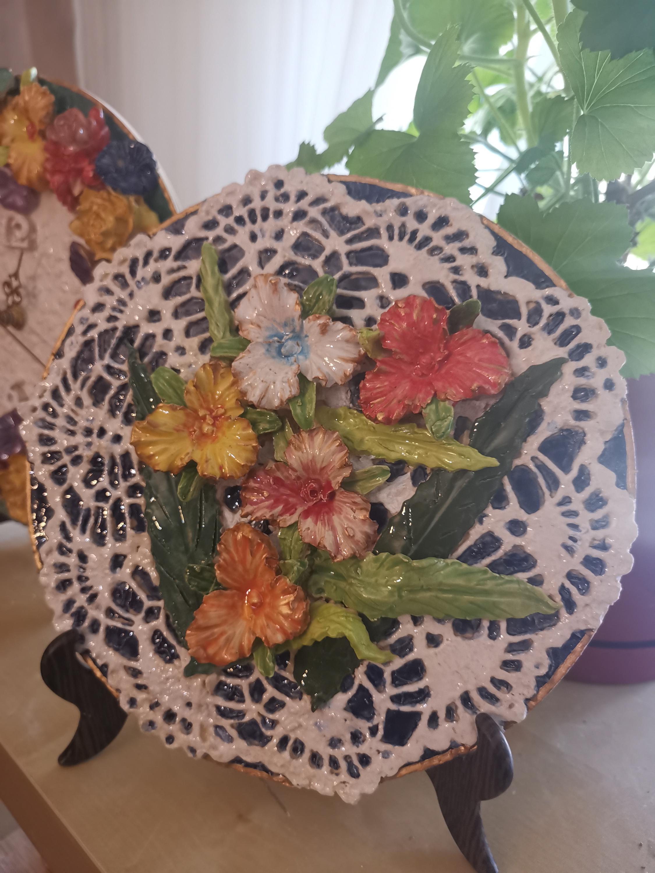 陶器製の透かし彫りの花模様のプレート。手作り。サイズ：8.2インチ 