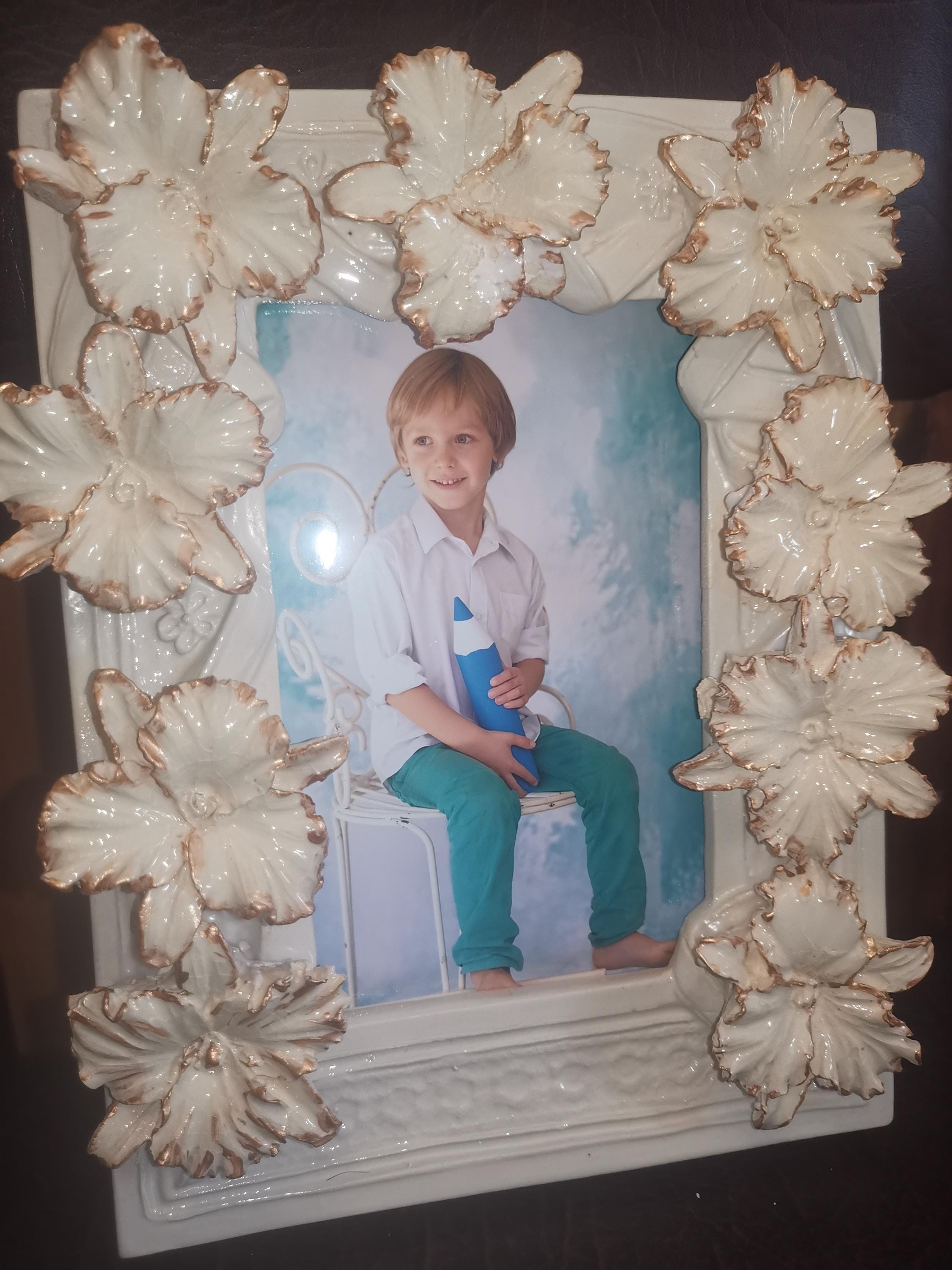 花をあしらった陶器製フォトフレーム。フレームサイズ22 x 17 cm、写真