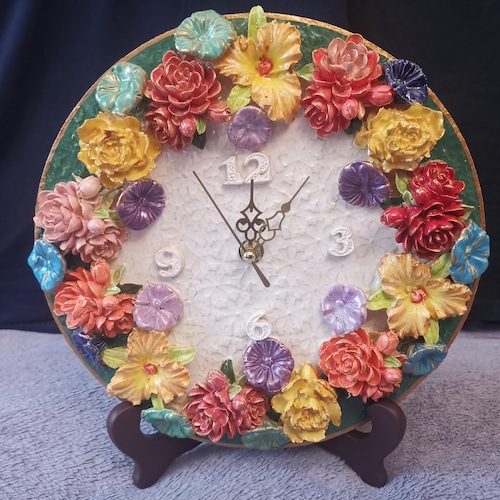 花をあしらった陶器製フォトフレーム。フレームサイズ22 x 17 cm、写真