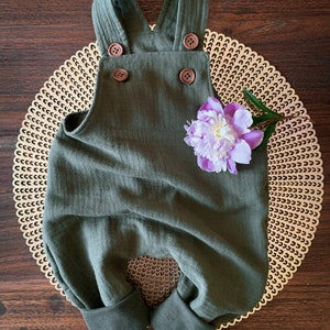 Latzhose Musselin für Jungen und Mädchen, Romper, Newborn Strampler, Baby Strampler, Rost, Mint, Babyhose Oliv