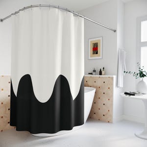 Cortina de ducha con bloques de colores ondulados en blanco y negro, decoración de baño en colores sólidos