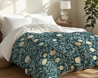 Könnte beinhalten: Ein blaugrüner Bettbezug mit einem weißen Blumenmuster. Der Bettbezug liegt auf einem Bett mit weißen Kissen und einem Nachttisch aus Holz.