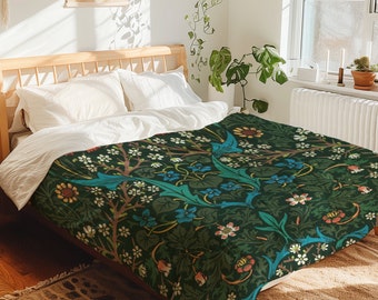 Könnte beinhalten: Ein grüner Bettbezug mit einem Blumenmuster mit blauen, gelben und roten Blumen. Der Bettbezug liegt auf einem Bett mit weißen Kissen und einem Kopfteil aus Holz.