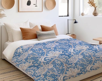 Patrón floral transparente con grandes flores en azul inspirado en William Morris Funda nórdica