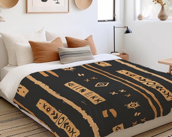 Funda nórdica con elementos tribales en beige y marrón claro sobre negro inspirados en diseños de tela de barro