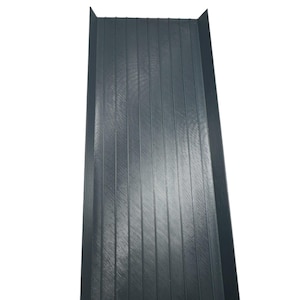 Puede incluir: Una rampa de plástico gris oscuro con una superficie texturizada. La rampa está diseñada para ayudar a los animales pequeños, como gatos o perros, a subir a una superficie más alta.