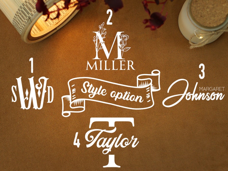 Peut inclure: Quatre styles diff&eacute;rents de monogrammes sont pr&eacute;sent&eacute;s sur un fond brun. Les designs comprennent un monogramme traditionnel, un monogramme avec un motif floral, un monogramme en &eacute;criture cursive et un monogramme avec une banni&egrave;re. Le texte "Style option" est &eacute;crit sur la banni&egrave;re.