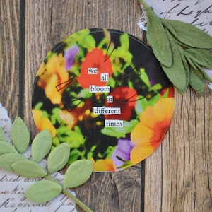 Todos nós florescemos em momentos diferentes, adesivo de 3", adesivo circular, adesivo fosco, adesivo para laptop, lembrete, força, paciência, amor próprio