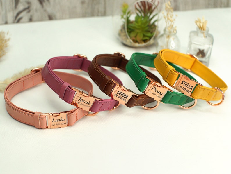 Puede incluir: Cinco collares de perro de cuero personalizados en diferentes colores, incluyendo rosa, marr&oacute;n, verde y amarillo. Cada collar tiene una hebilla de oro rosa y una etiqueta de nombre personalizada con un n&uacute;mero de tel&eacute;fono.