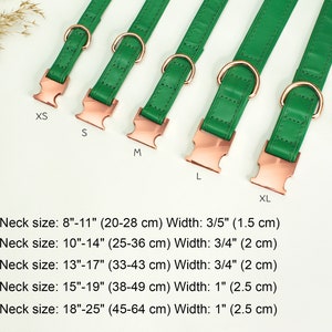 Puede incluir: Cinco collares de perro de cuero verde con herrajes de oro rosa en diferentes tama&ntilde;os: XS, S, M, L y XL. Los collares est&aacute;n dispuestos en orden de tama&ntilde;o, con el m&aacute;s peque&ntilde;o a la izquierda y el m&aacute;s grande a la derecha. El texto debajo de los collares enumera el tama&ntilde;o del cuello y el ancho de cada tama&ntilde;o en pulgadas y cent&iacute;metros.