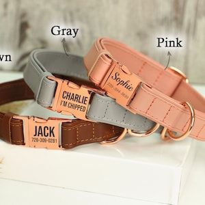 Puede incluir: Tres collares para perros en marr&oacute;n, gris y rosa con herrajes de oro rosa y etiquetas de nombre personalizadas. El collar marr&oacute;n tiene el nombre "JACK" y un n&uacute;mero de tel&eacute;fono. El collar gris tiene el nombre "CHARLIE" y el texto "I'M CHIPPED". El collar rosa tiene el nombre "Sophie" y un n&uacute;mero de tel&eacute;fono.