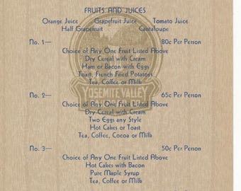 Könnte beinhalten: Eine Vintage-Speisekarte der Yosemite Valley Railroad Company mit Frühstücksoptionen. Die Speisekarte listet fünf verschiedene Frühstücksauswahlen auf, jede mit einem Preis pro Person. Die Optionen beinhalten eine Auswahl an Früchten, Trockenmüsli mit Sahne, Schinken oder Speck mit Eiern, Toast, Pommes frites, heiße Pfannkuchen und Tee, Kaffee oder Milch.