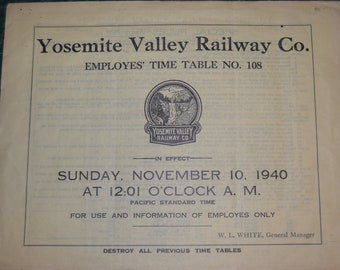Könnte beinhalten: Ein historischer Fahrplan der Yosemite Valley Railway Co., Employees' Time Table Nr. 108, datiert auf Sonntag, 10. November 1940, um 12:01 Uhr. Das Dokument zeigt das Firmenlogo und Text für Mitarbeiter.