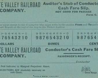 Op de afbeelding: Een blauwe en witte ticketstub van de Yosemite Valley Railroad Company. De stub is voor een auditor en is getiteld "Cash Fare Slip." De stub heeft een nummer "66685" dat rechts is afgedrukt. De stub heeft een sectie voor de conducteur om de "Van" en "Naar" locaties in te vullen. De stub heeft ook een sectie voor de conducteur om het bedrag van de betaalde reissom in te vullen. De stub is gedateerd 1900.