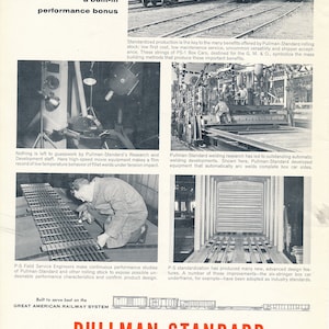 Può includere: Foto in bianco e nero di uno stabilimento di produzione di vagoni ferroviari. L'immagine mostra un vagone ferroviario in fase di assemblaggio su un binario. Il testo "Pullman-Standard Car Manufacturing Company" è stampato in rosso e bianco nella parte inferiore dell'immagine.