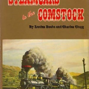 Puede incluir: Portada del libro titulada "Steamcars to the Comstock" con una ilustración vintage de un tren de vapor. El tren es negro con detalles amarillos, emitiendo humo y viajando por un paisaje de colinas y campos.