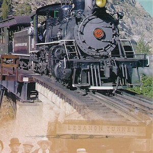 Peut inclure: Une locomotive à vapeur noire vintage avec le texte "Georgetown Loop RR" sur le côté, tirant un train sur une voie ferrée au-dessus d'un pont en bois. La locomotive tire un train de voitures de voyageurs. L'image est une affiche promotionnelle pour le Georgetown Loop Railroad et le Lebanon Silver Mine Tour dans le Colorado.