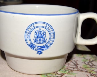 Xícara grande de porcelana do vagão-restaurante da Rhodesia Railways, com 8,9 cm de largura.