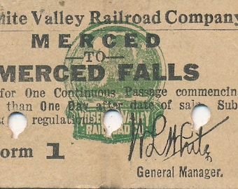 Op de afbeelding: Een vintage treinkaartje voor de Yosemite Valley Railroad Company. Het kaartje is voor reizen van Merced naar Merced Falls. Het kaartnummer is 10446. Het kaartje is gedateerd en ondertekend door de algemeen directeur.