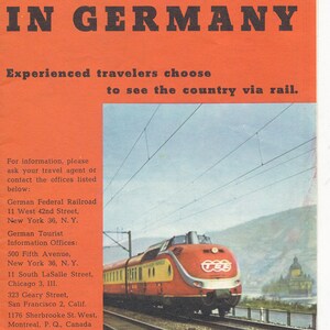 Puede incluir: Un cartel de viaje vintage que anuncia viajes en tren por Alemania. El cartel presenta un tren rojo y amarillo con el texto "GO BY TRAIN WHEN IN GERMANY" en letras negras en negrita. El cartel también incluye información de contacto para el Ferrocarril Federal Alemán y las Oficinas de Información Turística Alemanas.