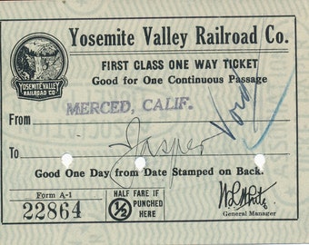 Könnte beinhalten: Ein Vintage-Zugticket für die Yosemite Valley Railroad Co. Das Ticket ist auf hellbraunem Papier mit blauem Rand gedruckt. Das Ticket ist für eine First-Class-Einzelfahrt von Merced, Kalifornien aus gültig. Das Ticket ist einen Tag ab dem auf der Rückseite abgestempelten Datum gültig. Die Ticketnummer lautet 22864.