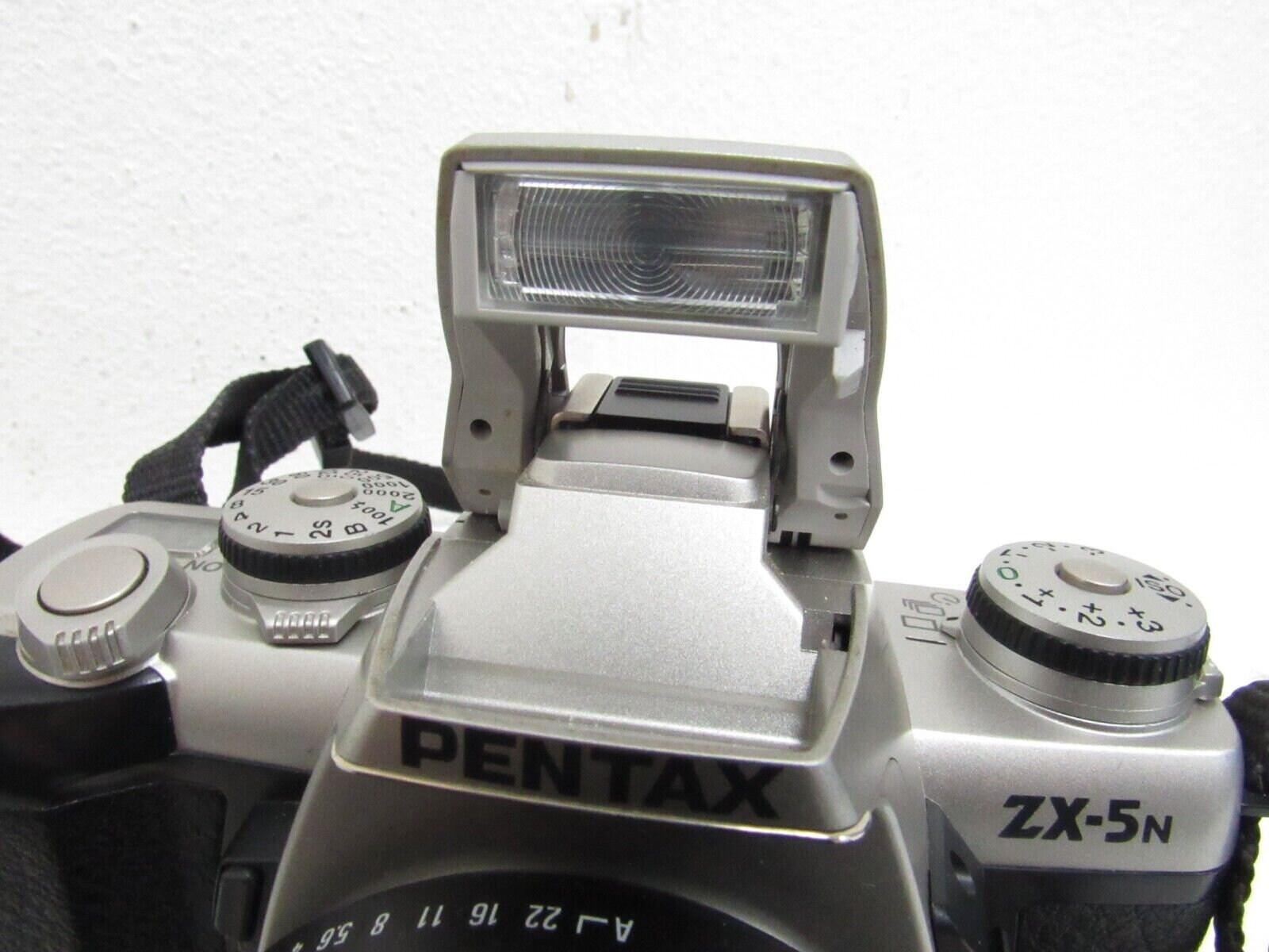 Pentax Zx5n Silver & Black 35mm SLR Film Camera With 28200mm 3.8