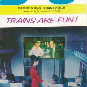 Könnte beinhalten: Eine Vintage-Werbung für die Chesapeake and Ohio Railway und die Baltimore and Ohio Railroad. Die Anzeige zeigt ein blaues und weißes Logo mit dem Text "C&O B&O" und den Slogan "Trains Are Fun!" Die Anzeige zeigt auch eine Szene von Passagieren, die einen Film in einem Zug genießen.