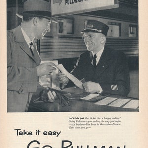 Può includere: Un annuncio vintage in bianco e nero per i viaggi in treno Pullman. L'annuncio presenta due uomini, uno in abito e cappello, l'altro in uniforme di conduttore, in piedi a uno sportello. Il testo dice "Where happy endings start" e "Take it easy Go Pullman Comfortable, Convenient and Safe".