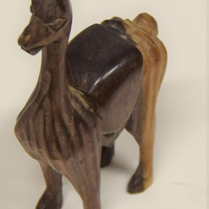 Llhama in legno intagliato a mano peruviano 1,5 "di larghezza X 5" di altezza