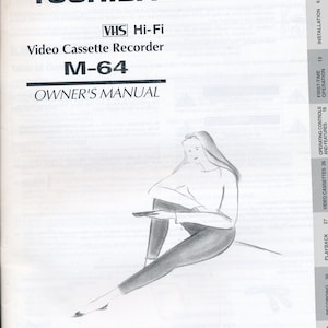 Puede incluir: Una ilustración en blanco y negro de una persona sentada y sosteniendo un control remoto. La ilustración está sobre un fondo blanco. El texto "TOSHIBA VHS Hi-Fi Video Cassette Recorder M-64 OWNER'S MANUAL" está en la parte superior de la página.