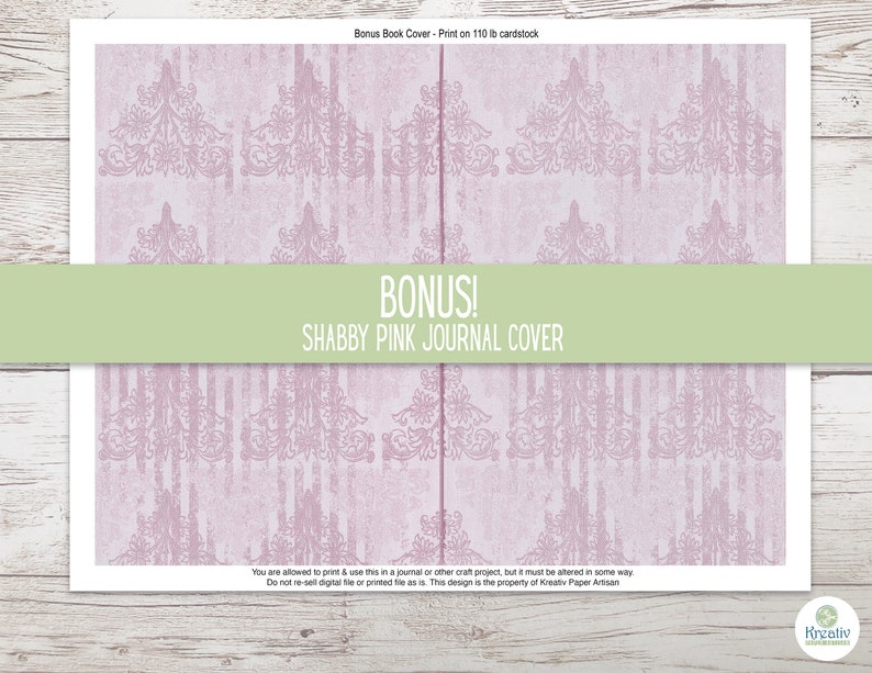 K&ouml;nnte beinhalten: Ein druckbares Journal-Cover-Design mit einem sch&auml;bigen, rosafarbenen Damastmuster auf einem verwitterten Hintergrund. Der Text "BONUS! SHABBY PINK JOURNAL COVER" wird auf einem gr&uuml;nen Banner angezeigt.