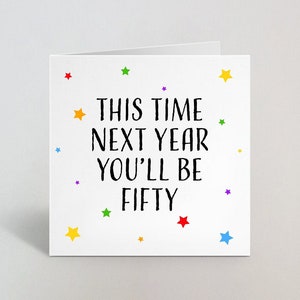 El año que viene por estas fechas cumplirás cincuenta. Tarjeta divertida y atrevida para el 49.º cumpleaños de él o ella. Tarjeta de felicitación de cumpleaños número cuarenta y nueve. Fabricada en el Reino Unido.
