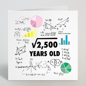 Może przedstawiać: Biała kartka okolicznościowa o tematyce matematycznej. Karta zawiera r&oacute;żne r&oacute;wnania, diagramy i wykresy, z tekstem "&radic;2,500 YEARS OLD" pogrubioną czcionką. Użyto r&oacute;żowych, ż&oacute;łtych, niebieskich i zielonych akcent&oacute;w.