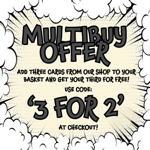 Puede incluir: Gr&aacute;fico de estilo c&oacute;mic con el texto "MULTIBUY OFFER". Promociona una oferta: compra tres tarjetas y obt&eacute;n la tercera gratis. Se muestra el c&oacute;digo "3 FOR 2", con la frase "AT CHECKOUT!"