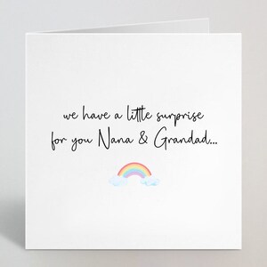 Personalisierte We Have Been Keeping A Little Secret Grußkarte - Regenbogen Baby, Schwangerschaftsankündigung, Überraschungskarte Nana Grandad - UK Made