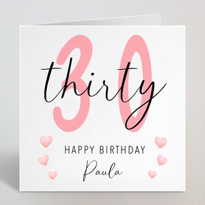 QUALSIASI età e nome - Biglietto di auguri rosa con calligrafia corsiva e schizzo per compleanno - Biglietto di auguri rosa personalizzato per ragazze per 21, 30, 40 e 50 anni - Prodotto nel Regno Unito