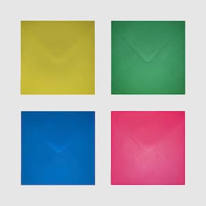 K&ouml;nnte beinhalten: Vier quadratische Umschl&auml;ge in leuchtenden Farben: Gelb, Gr&uuml;n, Blau und Pink. Jeder Umschlag ist versiegelt und hat einen dreieckigen Klappenverschluss. Die Umschl&auml;ge sind in einem 2x2 Raster vor einem hellgrauen Hintergrund angeordnet.