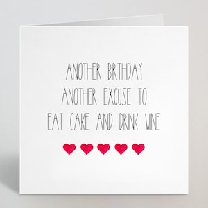 K&ouml;nnte beinhalten: Eine wei&szlig;e Geburtstagskarte mit dem Text "ANOTHER BIRTHDAY ANOTHER EXCUSE TO EAT CAKE AND DRINK WINE" in Schwarz. Unter dem Text befinden sich f&uuml;nf rote Herzillustrationen. Die Karte ist gefaltet.