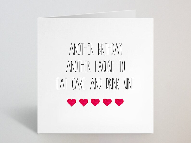 K&ouml;nnte beinhalten: Eine wei&szlig;e Geburtstagskarte mit dem Text "ANOTHER BIRTHDAY ANOTHER EXCUSE TO EAT CAKE AND DRINK WINE" in Schwarz. Unter dem Text befinden sich f&uuml;nf rote Herzillustrationen. Die Karte ist gefaltet.