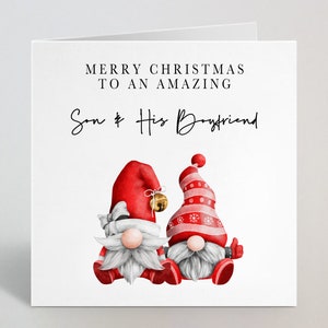 Buon Natale a uno straordinario figlio e al suo fidanzato Gay Gonk Gnome Card - Simpatico Gonk Gnome Biglietto natalizio festivo per figlio e il suo fidanzato - Prodotto nel Regno Unito