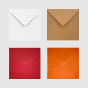 K&ouml;nnte beinhalten: Vier quadratische Umschl&auml;ge in einem Raster. Die Umschl&auml;ge sind wei&szlig;, braun, rot und orange. Jeder Umschlag ist mit einer dreieckigen Klappe verschlossen. Die Umschl&auml;ge sind leer und einsatzbereit.