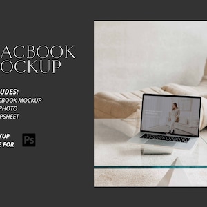 Può includere: Un mockup di un computer portatile argentato su un tavolo di vetro con una coperta beige sottostante. Lo schermo del laptop mostra una donna in un abito bianco in piedi in una stanza con un divano beige. Il testo "MACBOOK PHOTO & MOCKUP BY STUDIO PHYLICIA" è visibile nell'angolo in alto a destra dell'immagine.