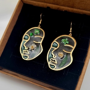 Face Gold Style Handmade Earrings / Dried Flowers / Resin