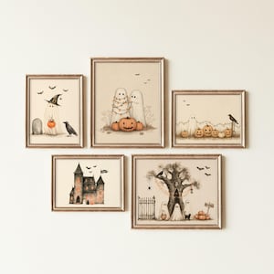 Könnte beinhalten: Ein Set aus fünf gerahmten Wandbildern mit Halloween-Illustrationen. Die Kunstwerke zeigen Geister, Kürbisse, ein Spukhaus, einen gruseligen Baum, Fledermäuse und Raben in einer gedeckten Farbpalette mit orangefarbenen Akzenten und dünnen Goldrahmen.