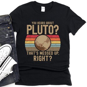 Camiseta retrô com citação engraçada sobre Plutão, presente perfeito para amantes da astronomia e ciência. imagem 1