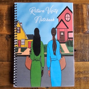 Puede incluir: Un cuaderno de espiral con una ilustración azul, verde y rosa de dos personas que se alejan de una casa amarilla y roja. El texto "Return Visits Notebook" está impreso en la portada.