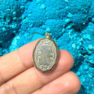 Vintage guldfärgad oval 12-sidig polygonmedaljong | Graverad rulldetalj