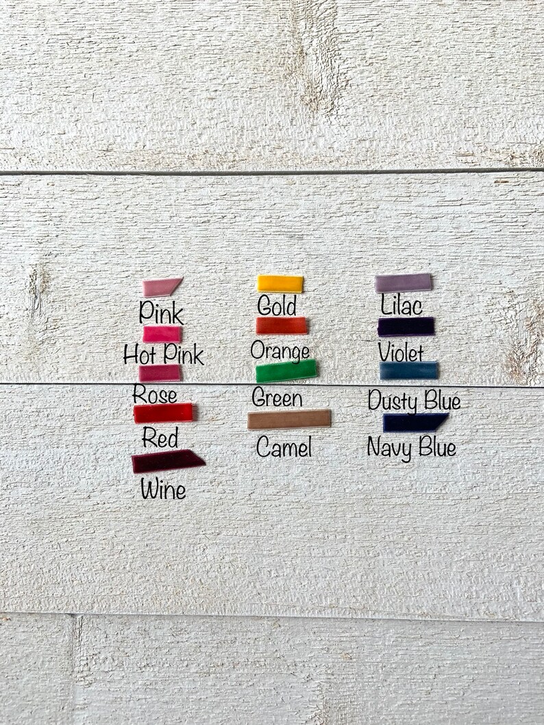 Puede incluir: Una colecci&oacute;n de muestras de tela en varios colores, incluyendo rosa, rosa intenso, rosa claro, rojo, vino, dorado, naranja, lila, violeta, verde, azul polvoriento, camel y azul marino.