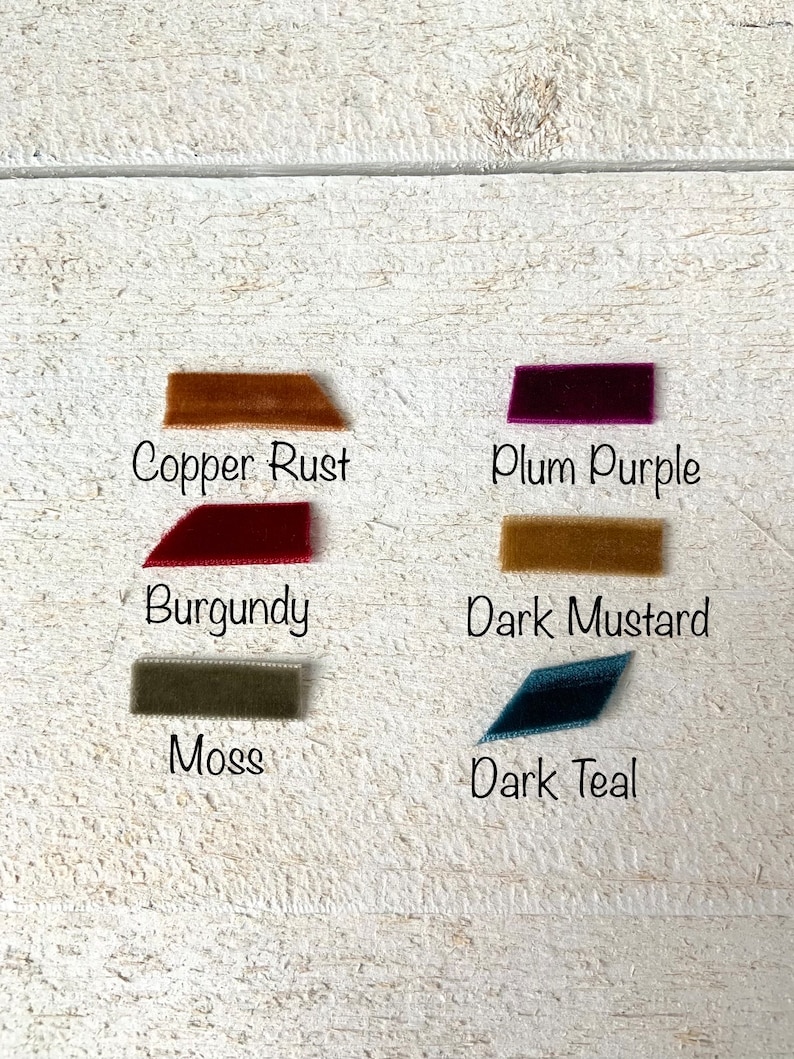 Puede incluir: Cinco muestras de tela en diferentes colores y texturas. Las muestras est&aacute;n etiquetadas como "Copper Rust", "Plum Purple", "Burgundy", "Dark Mustard" y "Dark Teal".