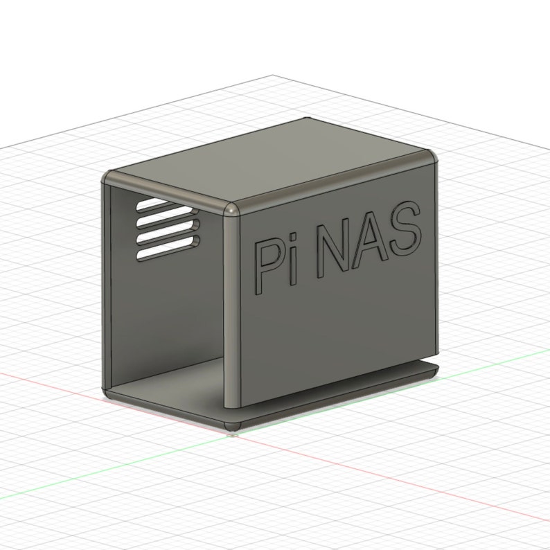 K&ouml;nnte beinhalten: Ein graues, 3D-gedrucktes Geh&auml;use f&uuml;r einen Raspberry Pi-Computer. Das Geh&auml;use hat einen Schlitz zur Bel&uuml;ftung und den Text "Pi NAS" auf der Seite.